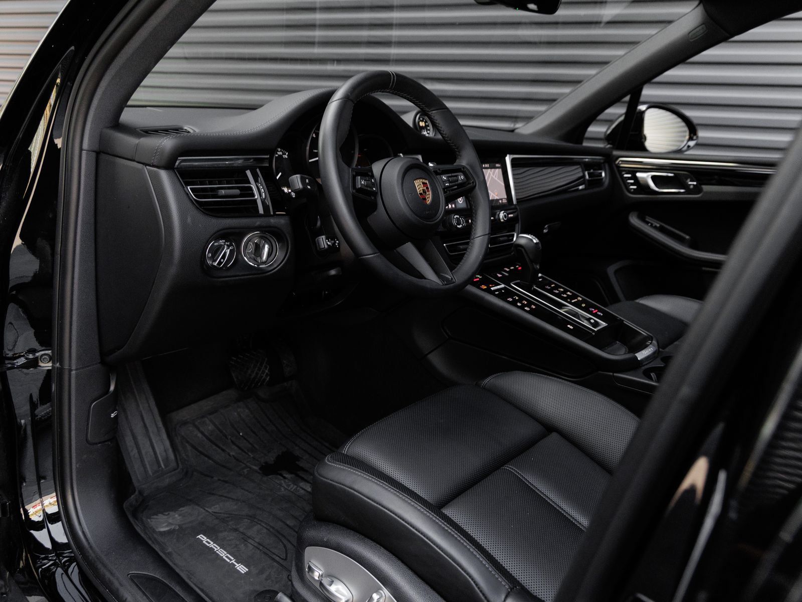 Used 2026 Porsche Macan AWD/4WD image 4