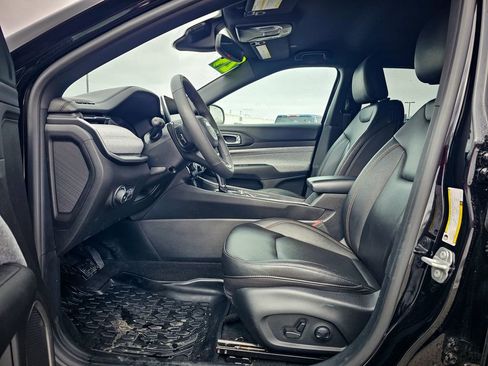 Used 2024 Jeep Compass Latitude image 11