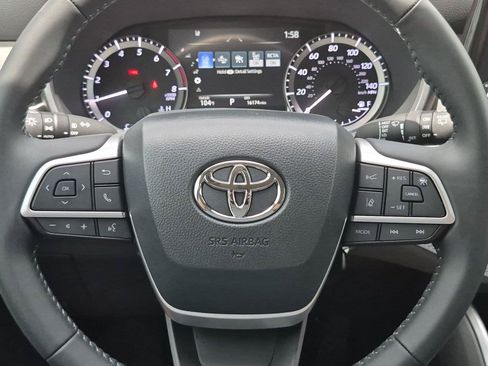 Used 2024 Toyota Highlander XLE FWD image 17