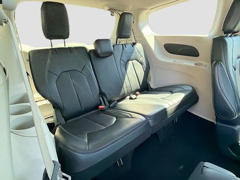 Used 2024 Chrysler Pacifica Touring-L image 19