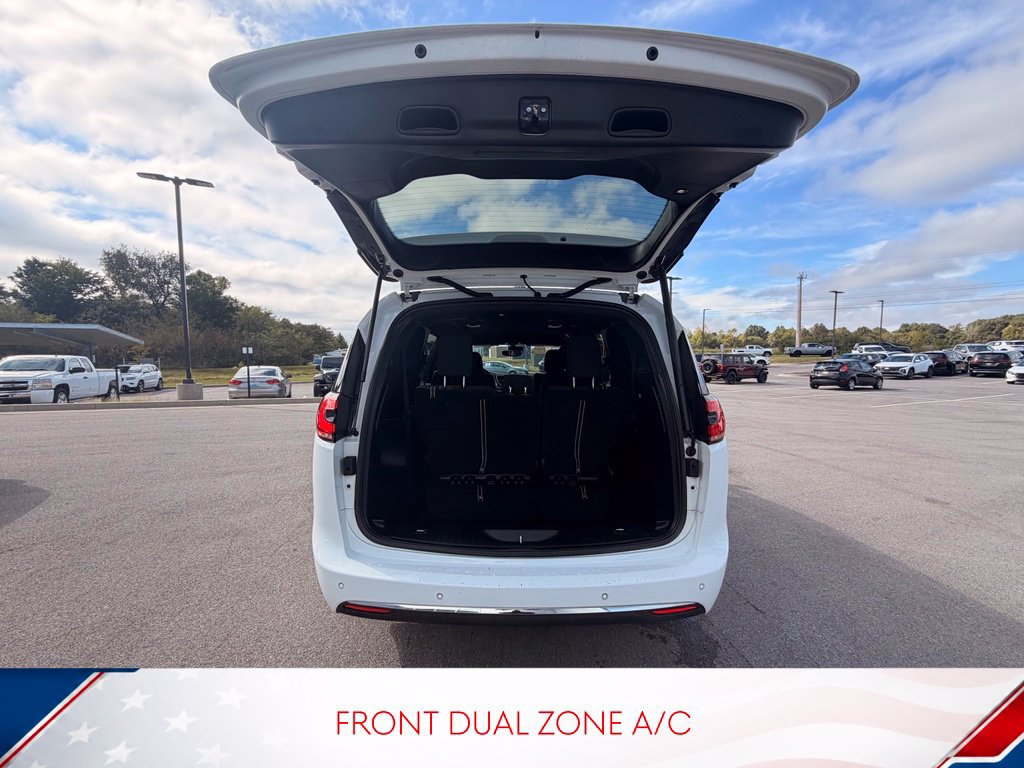Used 2024 Chrysler Pacifica Touring FWD image 3