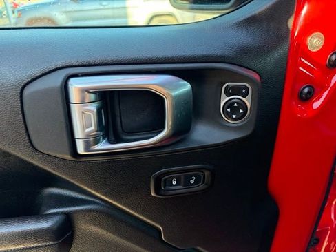 Used 2025 Jeep Wrangler Unlimited Rubicon image 11