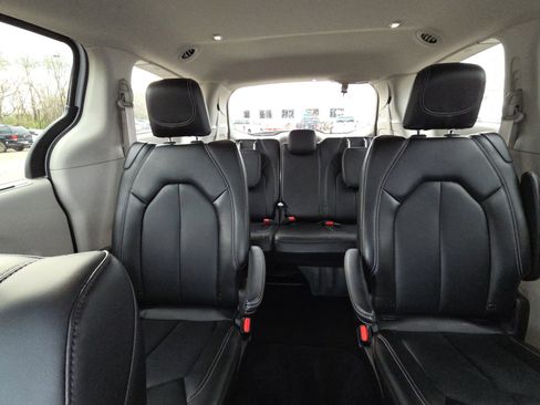 Used 2024 Chrysler Pacifica Touring-L image 25