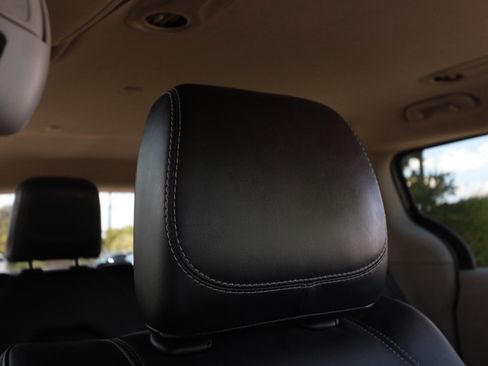 Used 2024 Chrysler Pacifica Touring-L FWD image 28