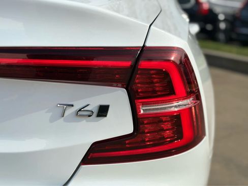 Used 2020 Volvo S60 T6 Momentum image 10