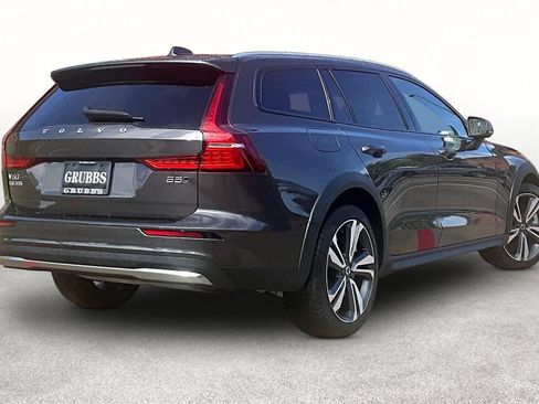 Certified 2025 Volvo V60 B5 Cross Country Plus AWD/4WD image 2