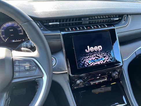 Used 2023 Jeep Grand Cherokee Altitude AWD/4WD image 17