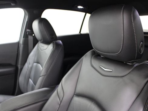 Certified 2024 Cadillac XT4 Luxury w/ Cold Weather Package FWD image 4