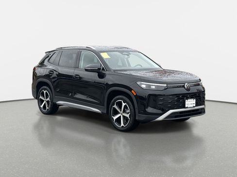 New 2025 Volkswagen Tiguan SE image 3