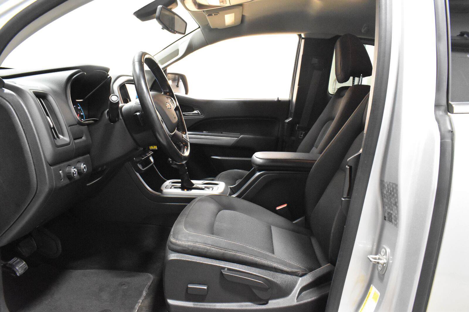 Used 2018 Chevrolet Colorado LT w/ LT Convenience Package AWD/4WD image 3