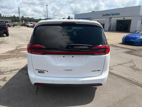 Used 2025 Chrysler Pacifica Limited FWD image 5