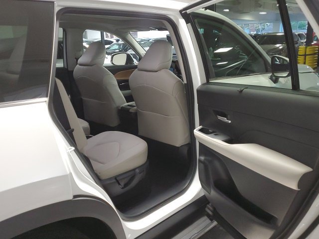 Used 2025 Toyota Grand Highlander AWD image 25