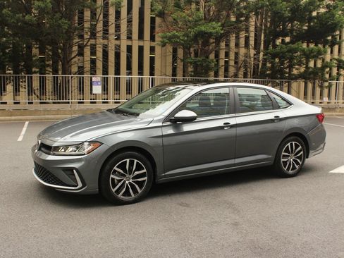 Used 2025 Volkswagen Jetta SE FWD image 12