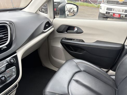 Used 2023 Chrysler Pacifica Touring-L FWD image 26