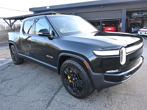 Used 2023 Rivian R1T Adventure image 6