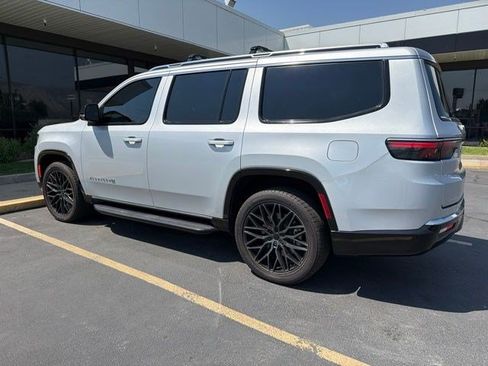 Used 2023 Jeep Wagoneer 4WD image 8