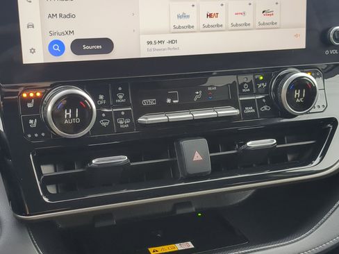 Used 2024 Toyota Highlander Limited image 27