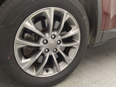 Used 2019 Jeep Cherokee Latitude Plus FWD image 31