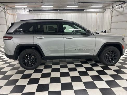 Used 2026 Jeep Grand Cherokee Altitude AWD/4WD image 6