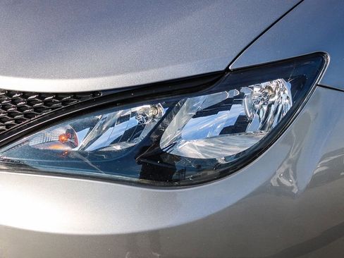 Used 2021 Chrysler Voyager L FWD image 5