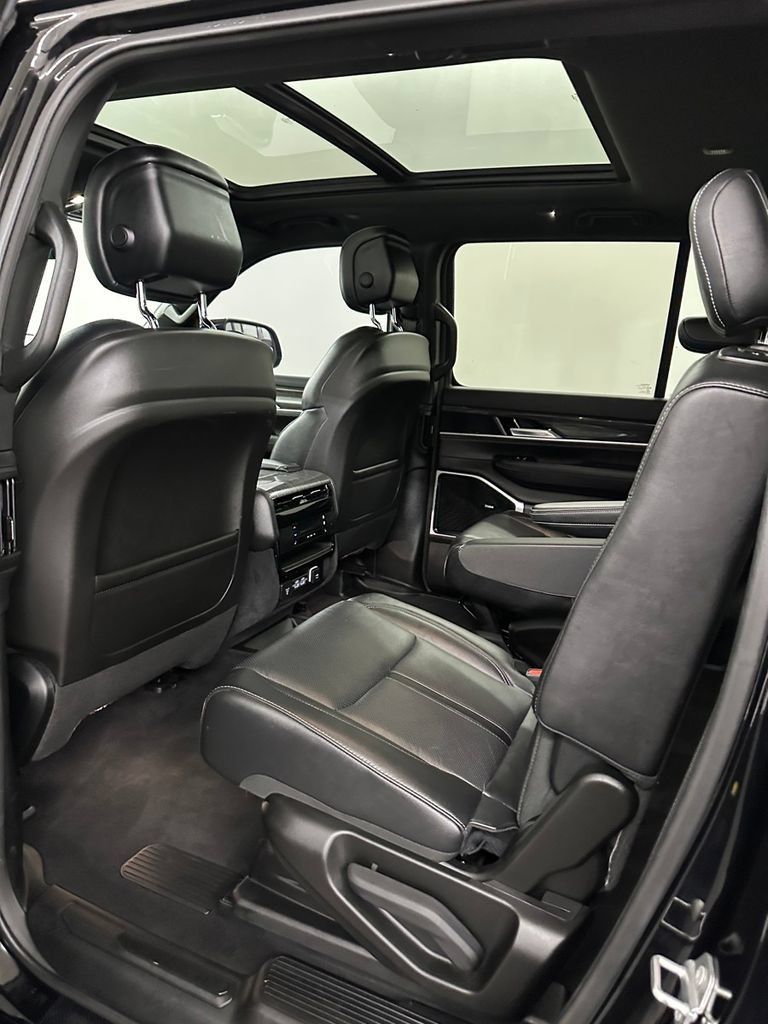 Used 2022 Jeep Wagoneer Series III w/ Premium Group I AWD/4WD image 29