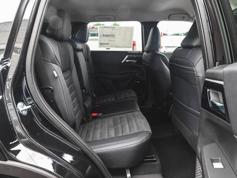 New 2025 Mitsubishi Outlander SE image 29