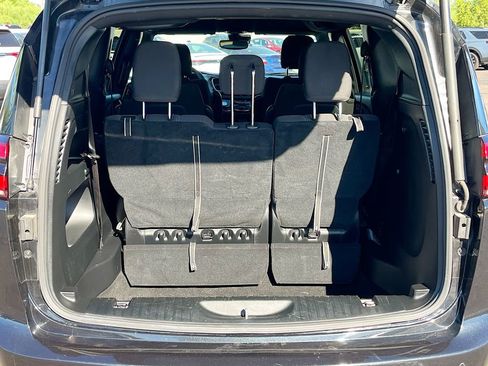 Used 2023 Chrysler Pacifica Touring FWD image 25