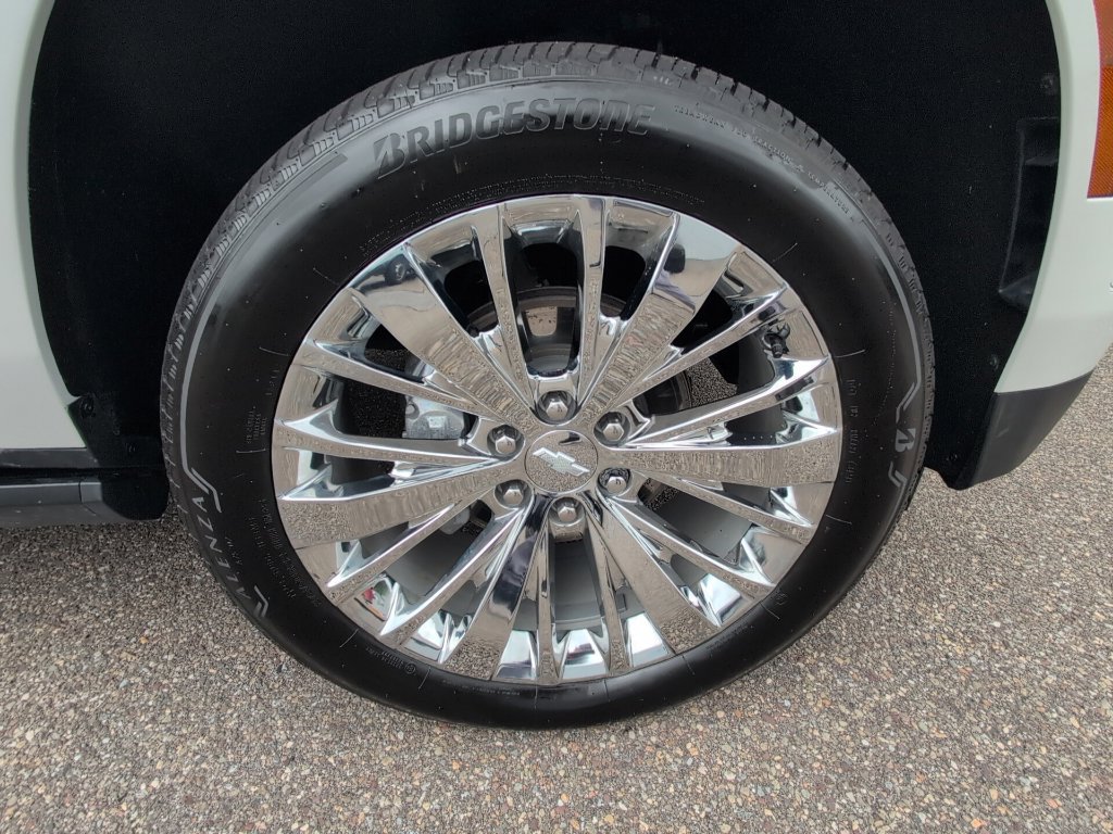 Used 2025 Chevrolet Suburban High Country AWD/4WD image 12