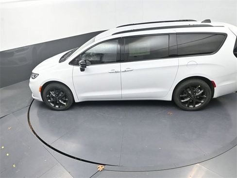 New 2026 Chrysler Pacifica Select image 12