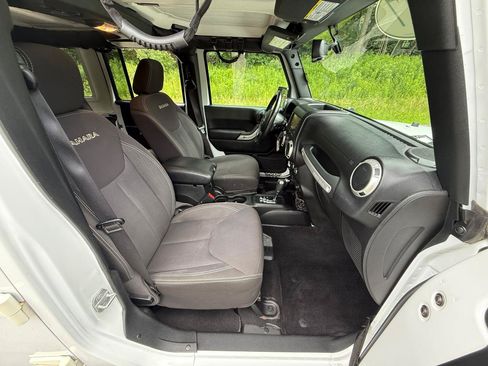 Used 2017 Jeep Wrangler Unlimited Sahara w/ Connectivity Group AWD/4WD image 22