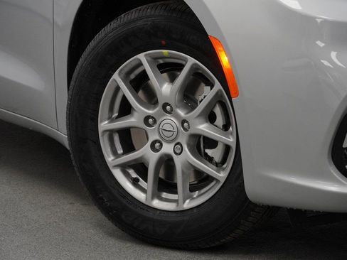 New 2026 Chrysler Pacifica Select image 4