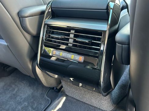 Used 2025 Land Rover Range Rover Sport SE image 41