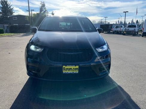 Used 2022 Chrysler Pacifica Touring-L w/ Uconnect Theater Family Group image 10