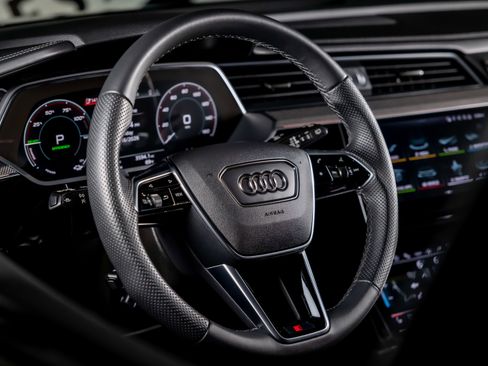 Used 2024 Audi Q8 e-tron Prestige image 34