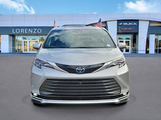 Used 2025 Toyota Sienna Platinum video 2