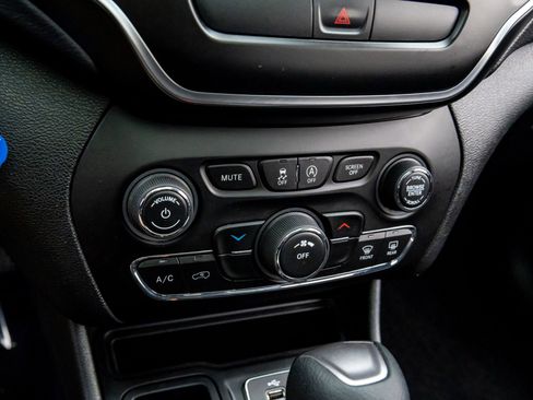 Used 2019 Jeep Cherokee Latitude w/ Cold Weather Group image 18