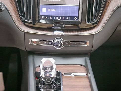 Certified 2025 Volvo XC60 B5 Ultra image 29