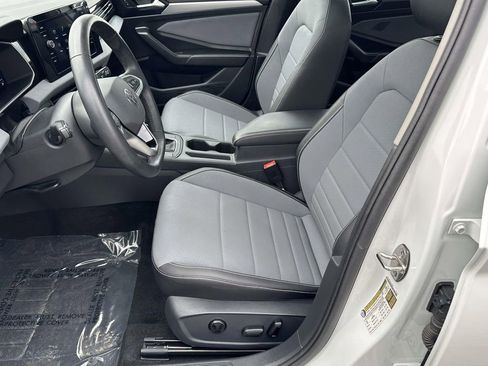 Certified 2025 Volkswagen Jetta SE w/ Sunroof Package image 19