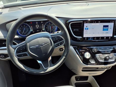 Used 2023 Chrysler Pacifica Touring-L FWD image 4