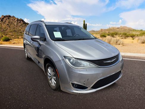 Used 2017 Chrysler Pacifica Touring-L FWD image 1