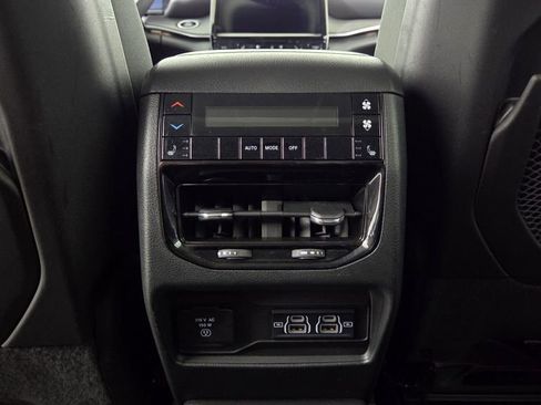 Used 2023 Jeep Grand Cherokee L Limited w/ Luxury Tech Group II AWD/4WD image 35
