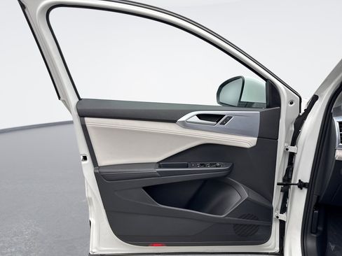 Used 2025 Volkswagen Taos SE image 9