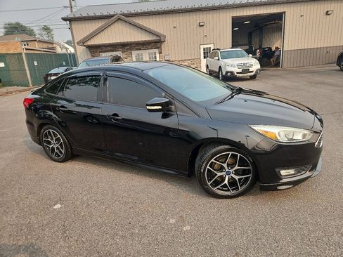 Used 2015 Ford Focus SE w/ SE Sport Package FWD image 2