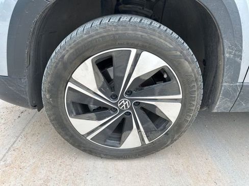 Used 2024 Volkswagen Taos SE image 2