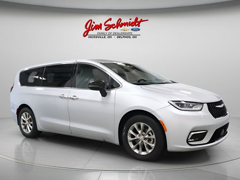 Used 2026 Chrysler Pacifica Limited FWD image 2
