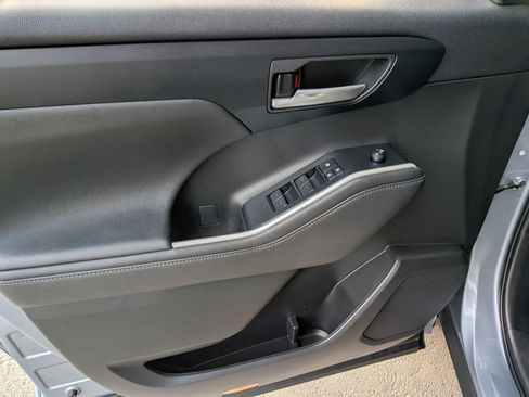 Used 2023 Toyota Highlander XLE image 8