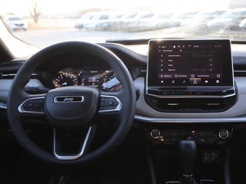 Used 2025 Jeep Compass Limited image 23