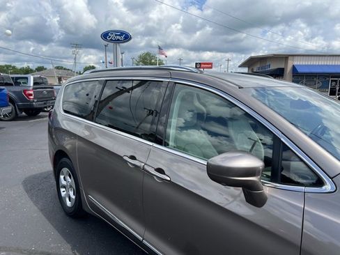 Used 2017 Chrysler Pacifica Touring-L Plus w/ Advanced Safetytec Group image 7