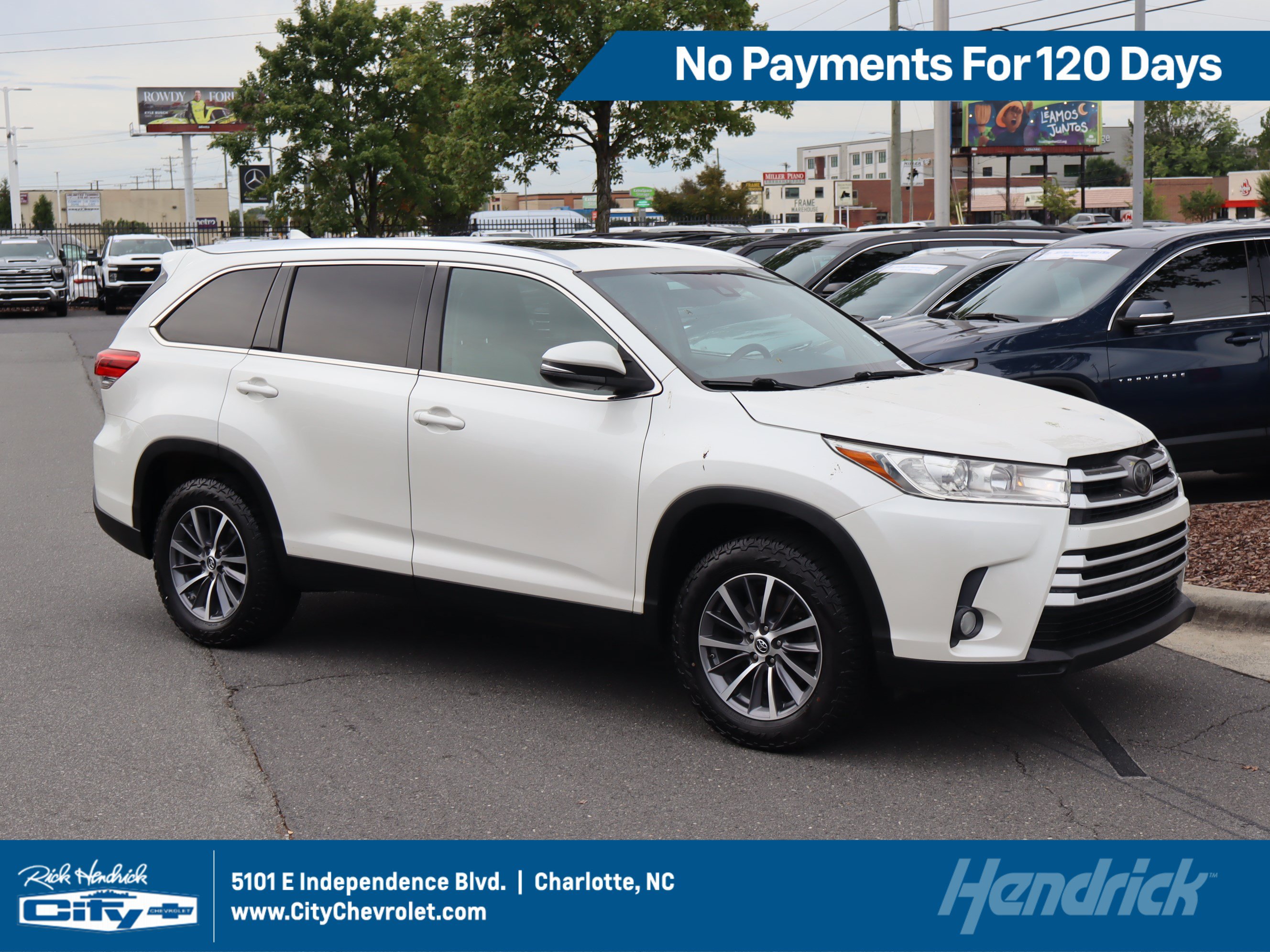 Used 2019 Toyota Highlander XLE FWD image 1