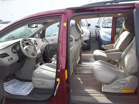 Used 2012 Toyota Sienna XLE image 3
